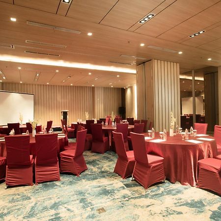 Louis Kienne Cikarang Hotel & Service Apartment Bekasi Exteriör bild