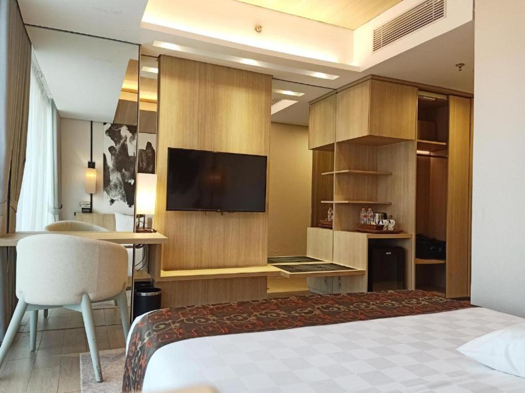 Louis Kienne Cikarang Hotel & Service Apartment Bekasi Exteriör bild