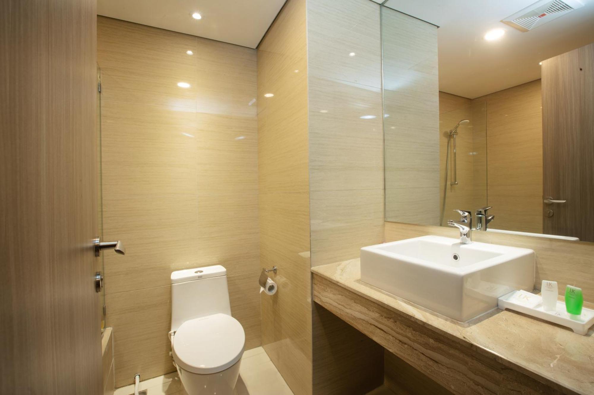 Louis Kienne Cikarang Hotel & Service Apartment Bekasi Exteriör bild