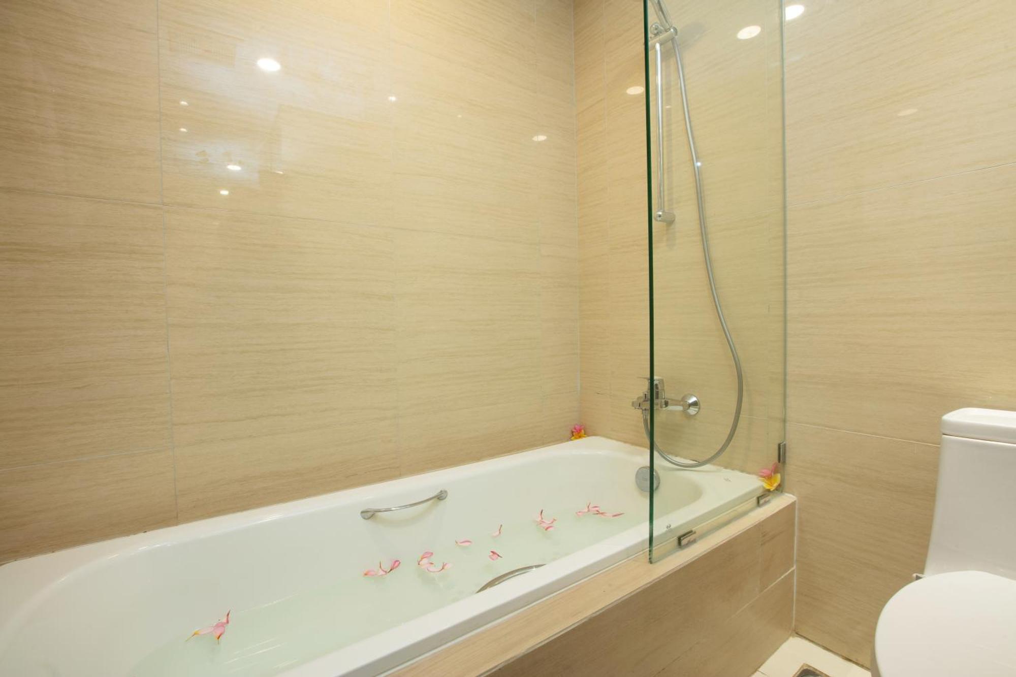 Louis Kienne Cikarang Hotel & Service Apartment Bekasi Exteriör bild