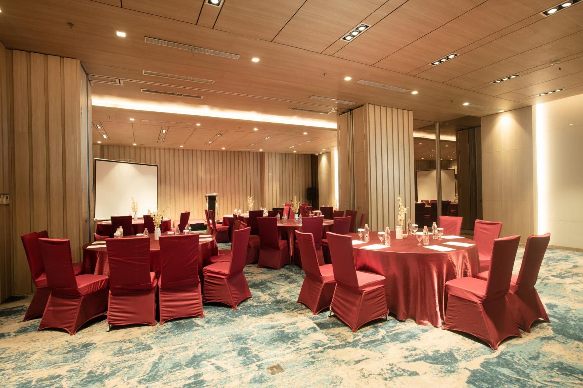 Louis Kienne Cikarang Hotel & Service Apartment Bekasi Exteriör bild