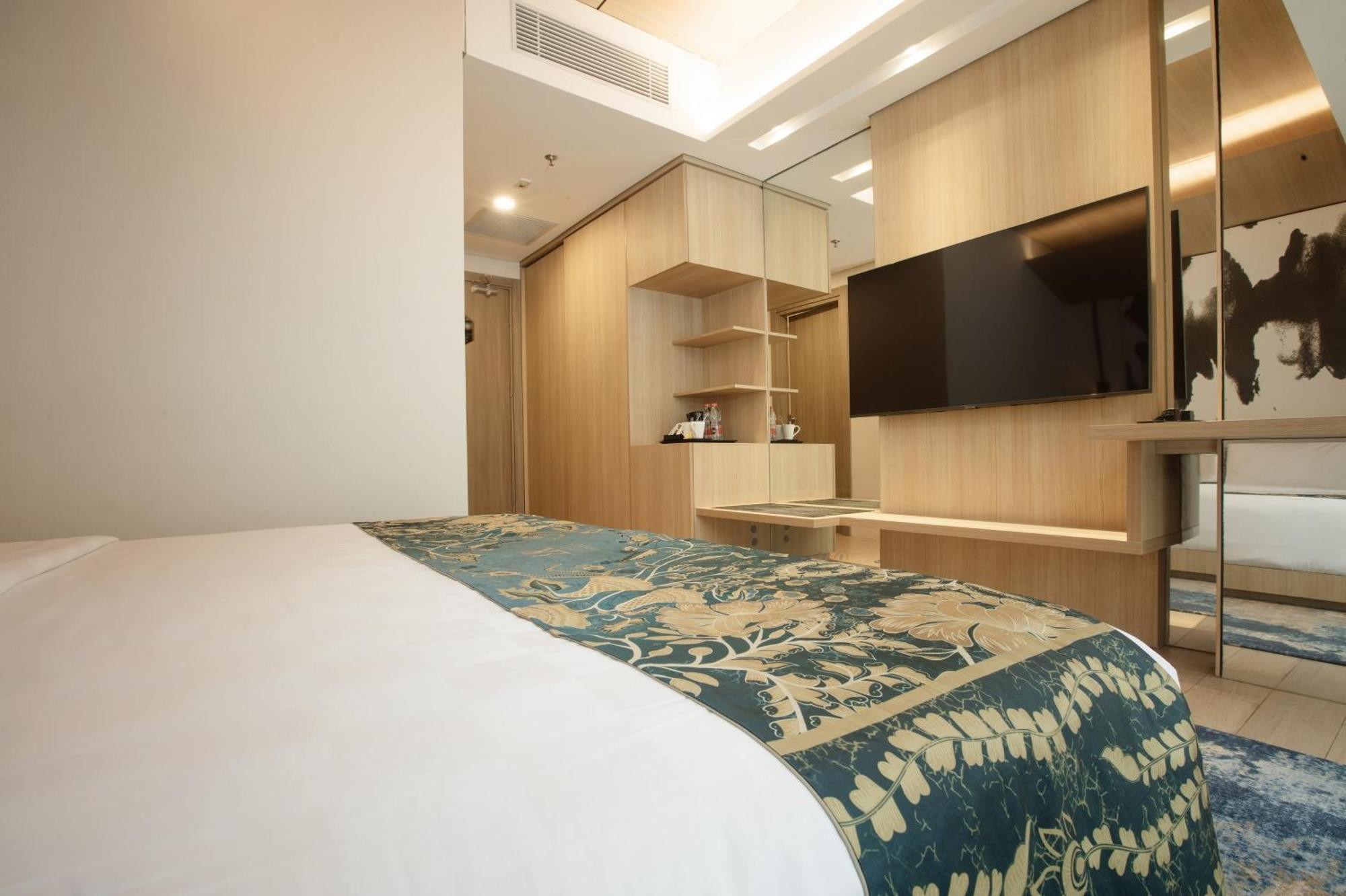 Louis Kienne Cikarang Hotel & Service Apartment Bekasi Exteriör bild
