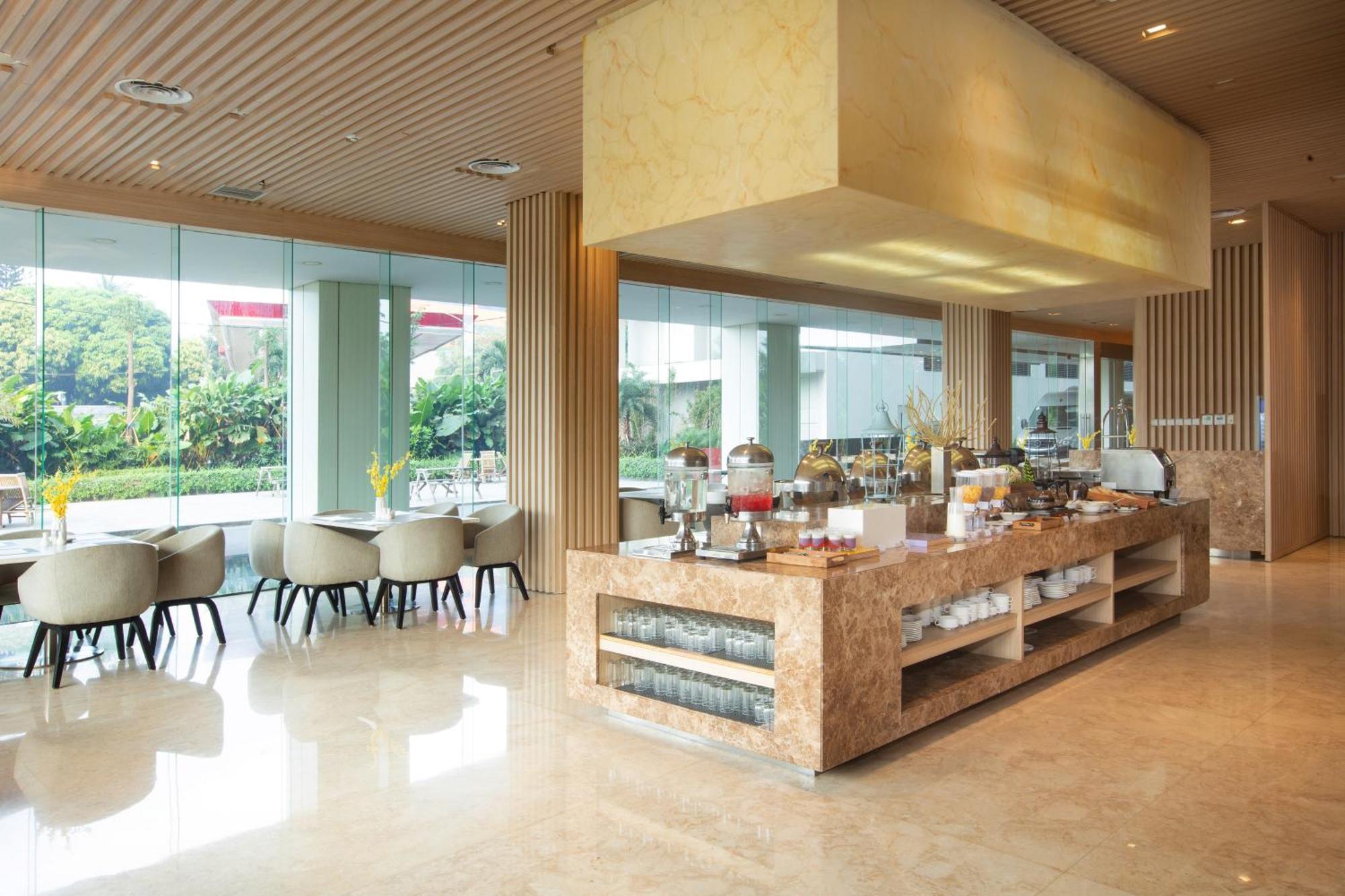 Louis Kienne Cikarang Hotel & Service Apartment Bekasi Exteriör bild